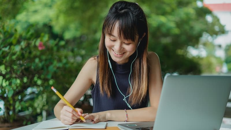 Acing your College Application Essay: 5 Expert Tips to Make it Stand Out from the Rest
